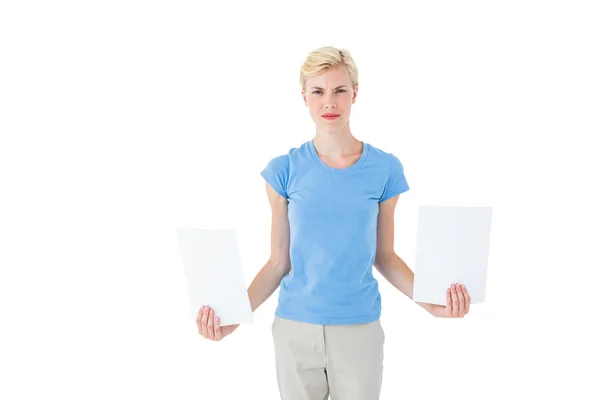 Woman holding sheets of paper — Stock Photo, Image