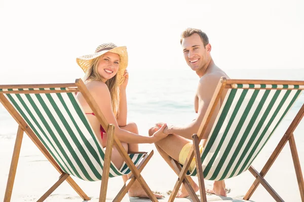 Paar ontspannen op het strand — Stockfoto