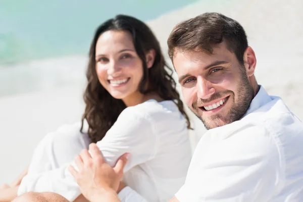 Пара улыбается на пляже — стоковое фото
