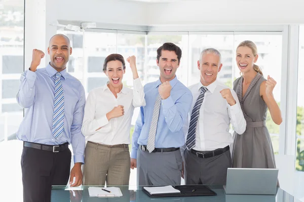 Team di lavoro che celebra un buon lavoro — Foto Stock