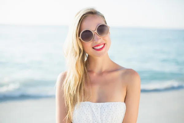 Donna in una giornata di sole in spiaggia — Foto Stock