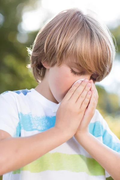 Kleine jongen zijn neus waait — Stockfoto