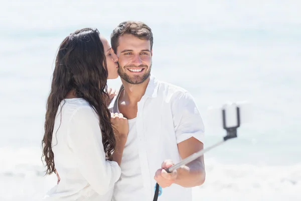 Çift alarak selfie sahilde — Stok fotoğraf