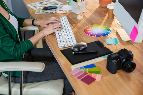 Designer digitação no teclado — Fotografia de Stock