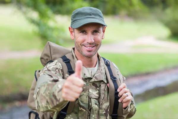 Soldat som ser på kamera tomler opp – stockfoto