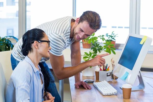 Parceiros sorridentes trabalhando juntos no computador — Fotografia de Stock