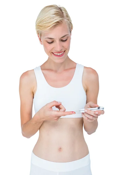 Женщина делает тест с монитором глюкозы в крови — стоковое фото