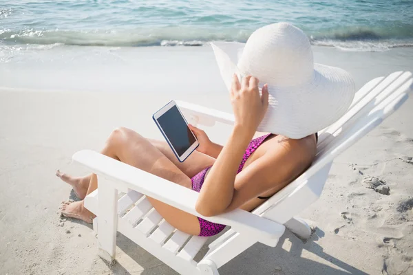 Brunette in swimsuit at the beach — Stockfoto