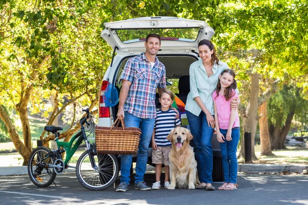 Familia con perro preparándose para el viaje por carretera — Foto de Stock