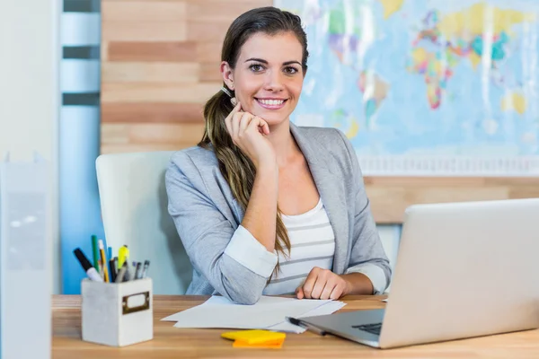 Pretty travel agent smiling at camera — Stock Photo, Image