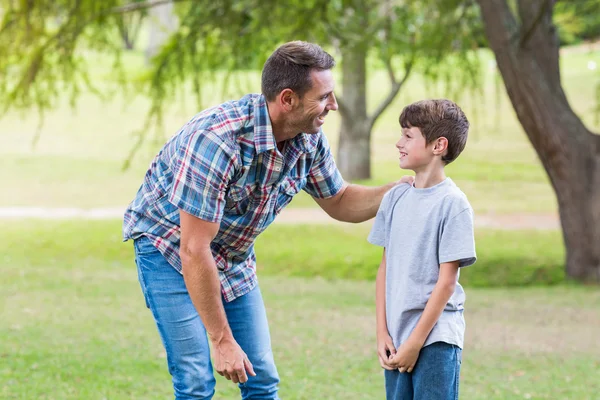 父亲和儿子在公园里玩 — 图库照片