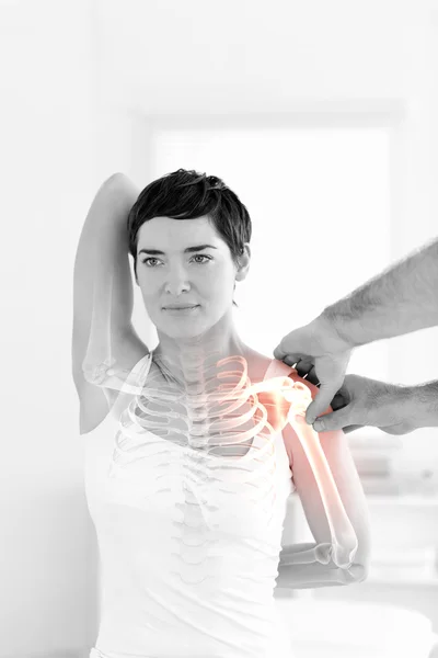 女性理学療法士での強調表示された骨 — ストック写真