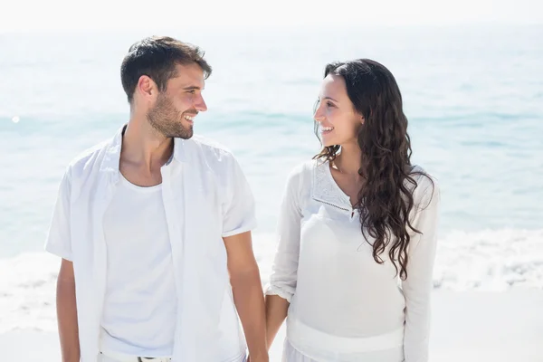 Coppia sorridente in spiaggia — Foto Stock