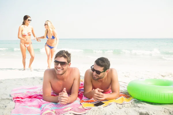 Vrienden in zwemkleding op strand — Stockfoto