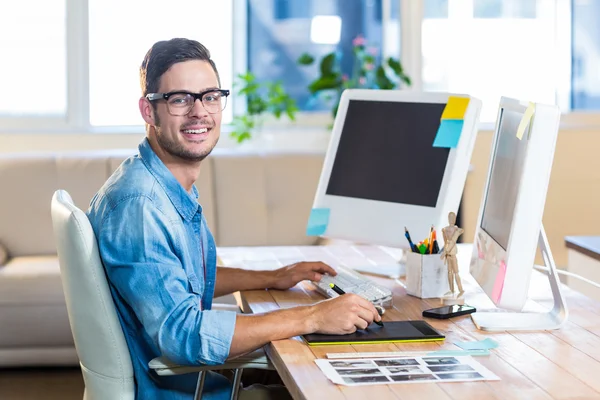 Homem de negócios casual usando digitalizador em sua mesa — Fotografia de Stock