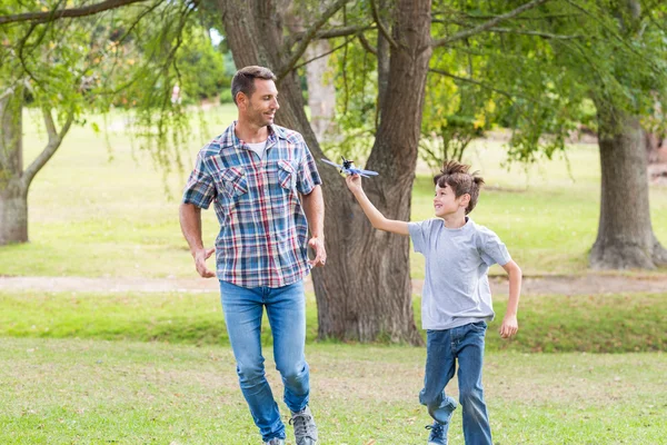 Padre e hijo se divierten en el parque —  Fotos de Stock