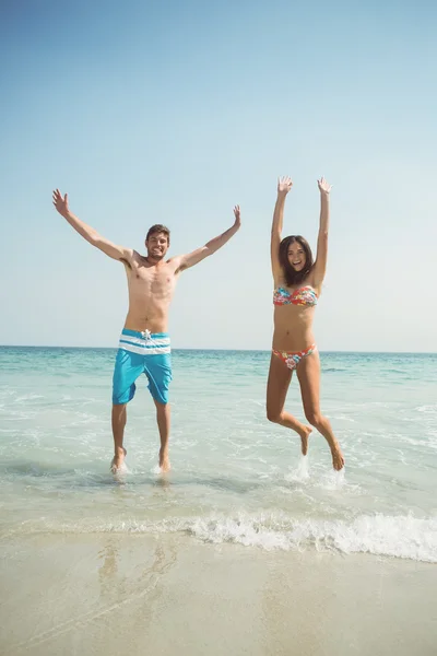 Casal se divertir na praia — Fotografia de Stock