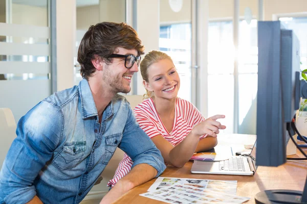 Business team working together with computer — Stock Photo, Image