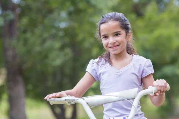 Kleines Mädchen mit ihrem Fahrrad — Stockfoto