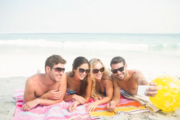 Vrienden nemen selfie op strand — Stockfoto