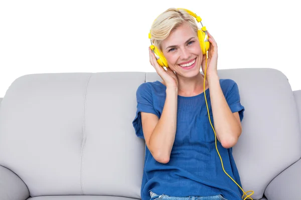 행복 한 금발 여자 듣기 음악 — 스톡 사진