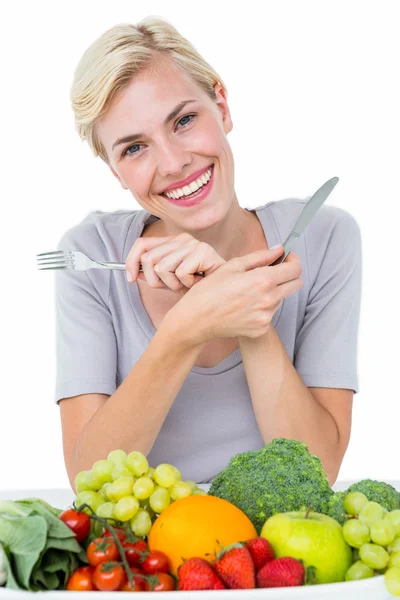 Blonde vrouw zitten boven gezonde voeding — Stockfoto