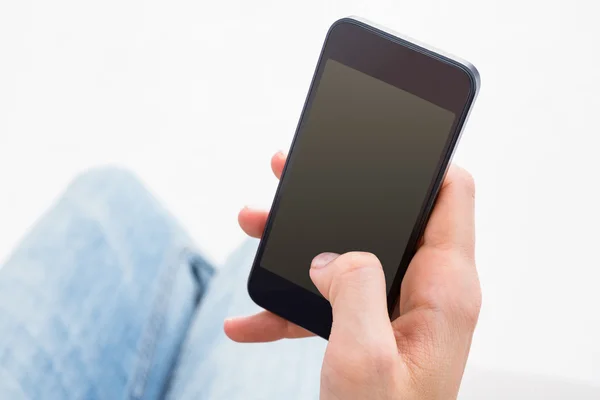 Frau benutzte ihr Handy — Stockfoto