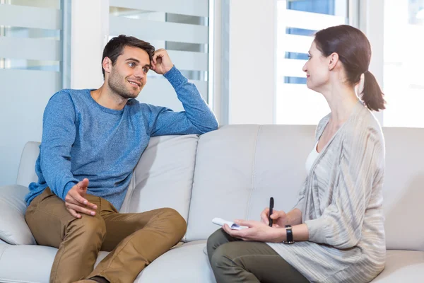 Psychologe im Gespräch mit glücklichem Mann — Stockfoto