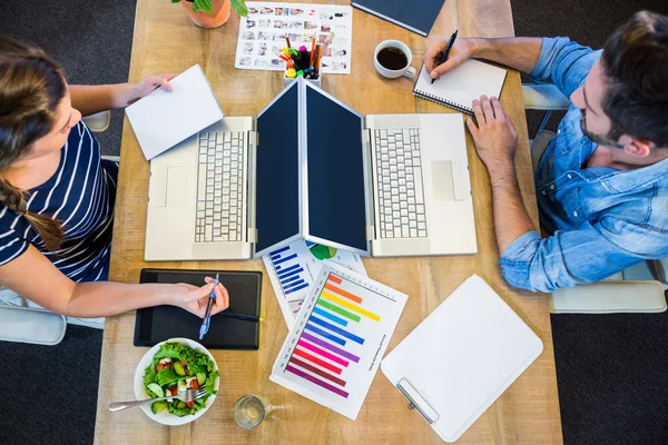 Partner arbeiten am Schreibtisch mit Laptop — Stockfoto