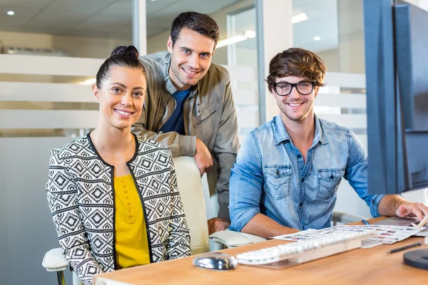 Diseñadores profesionales trabajando en fotos — Foto de Stock