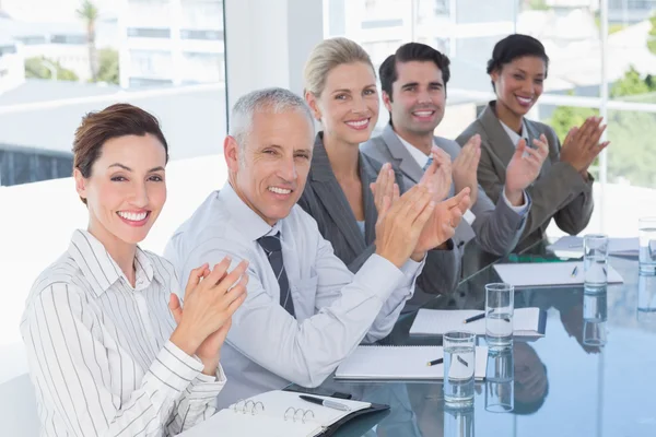 Equipe de negócios aplaudindo durante a conferência — Fotografia de Stock