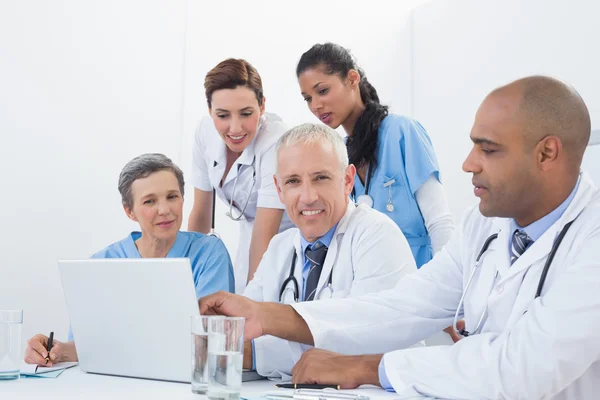 Ärzteteam arbeitet am Laptop — Stockfoto