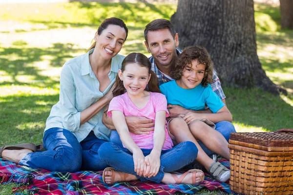 Lycklig familj på picknick i parken — Stockfoto