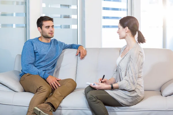 Psycholog rozmawia z przygnębiony człowiek — Zdjęcie stockowe