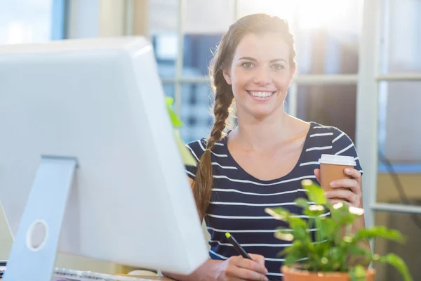 Zakenvrouw bezig met digitizer — Stockfoto