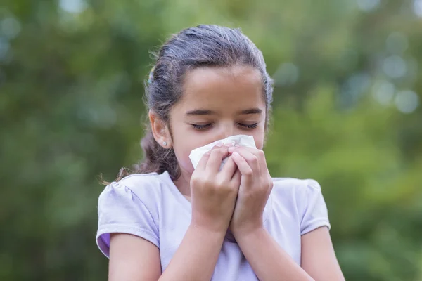 Ragazzina che gli soffia il naso — Foto Stock