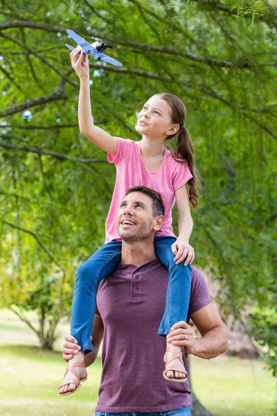 Padre e figlia si divertono nel parco — Foto Stock