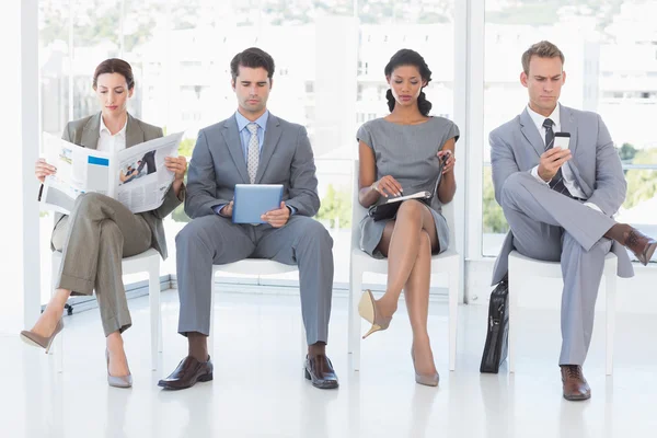 Geschäftsleute sitzen und warten — Stockfoto