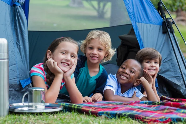 Heureux frères et sœurs en voyage de camping — Photo