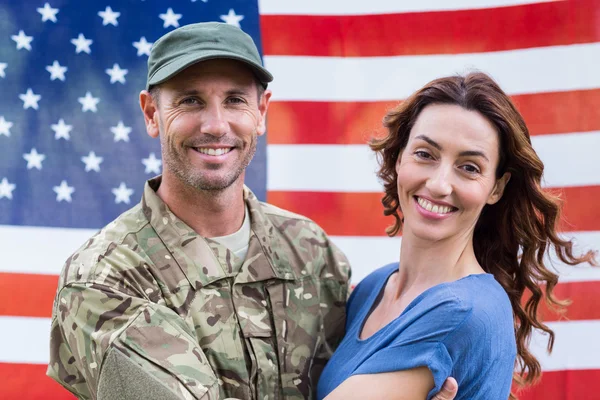 Guapo soldado reunido con compañero — Foto de Stock