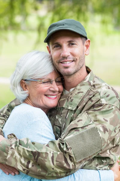 Soldat återförenas med sin mor — Stockfoto