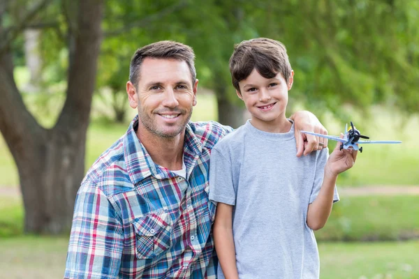 Père et fils s'amusent dans le parc — Photo