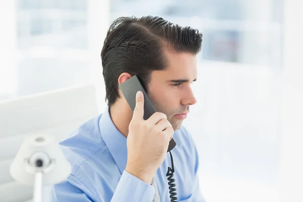 Tankeväckande affärsman med telefonsamtal — Stockfoto