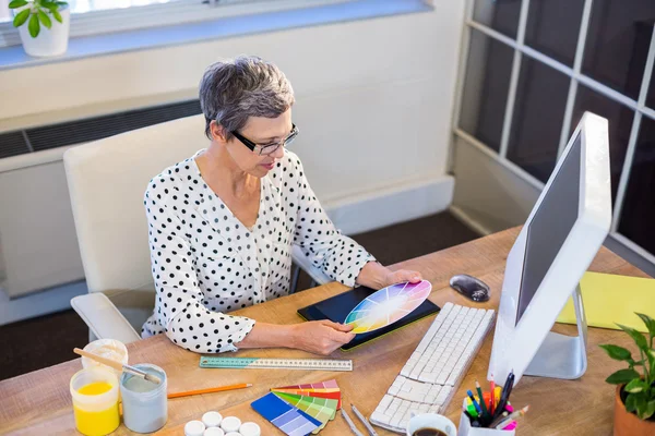 Casual zakenvrouw kijken naar Kleurenoverzicht — Stockfoto