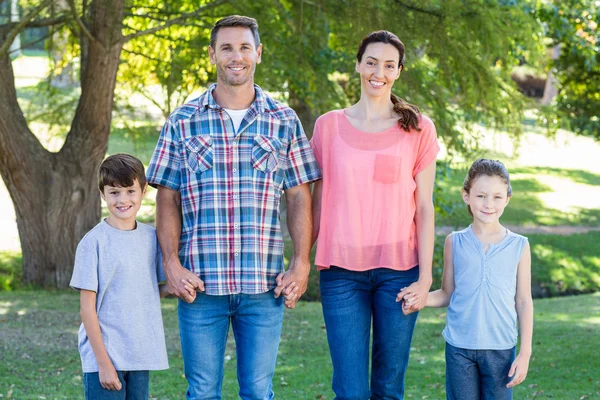 Familjen i parken tillsammans — Stockfoto