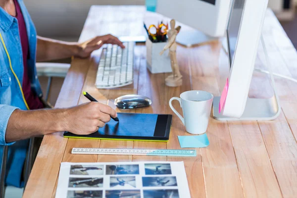 Empresário trabalhando com digitalizador em sua mesa — Fotografia de Stock