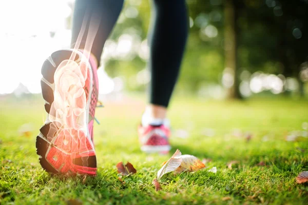 Ossos destacados do pé de mulher jogging — Fotografia de Stock