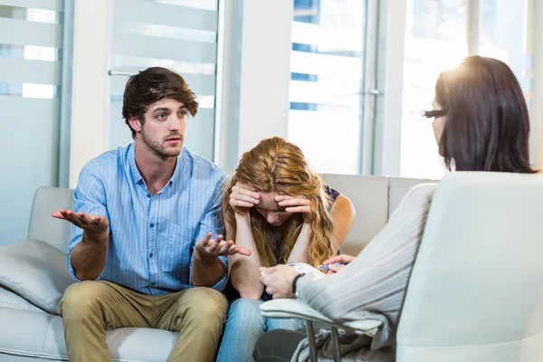 Psicólogo ayudando a una pareja — Foto de Stock