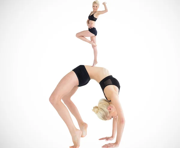 Fit young woman doing wheel pose — Stockfoto