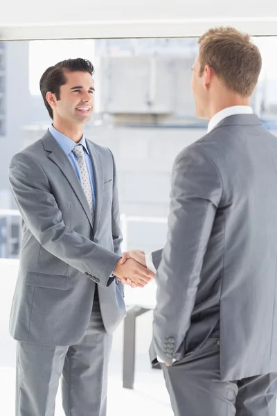 Colegas de negócios cumprimentando uns aos outros — Fotografia de Stock